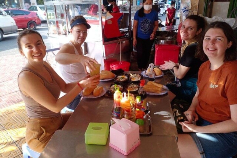 Śniadanie w Phnom Penh i poranna wycieczka na targ obejmuje napojeLokalny targ w Phnom Penh i poranna wycieczka kulinarna obejmuje kawę