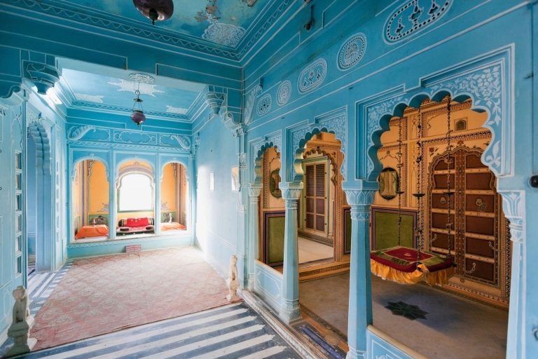 Von Jaipur aus: 2 Tage Udaipur-Sightseeing-Tour mit ÜbernachtungAc Auto, Reiseleiter, Eintrittskarten, Bootsfahrt & 3-Sterne-Hotel