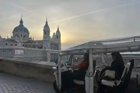 Madrid: Highlights City Tour sähköisellä tuk tukilla