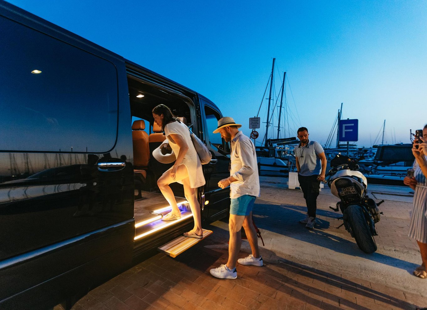 Athen: Riviera Catamaran Cruise med måltid og drikkevarer