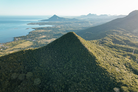 Chamarel: Wędrówka o zachodzie słońcaChamarel: Wędrówka górska o zachodzie lub wschodzie słońca