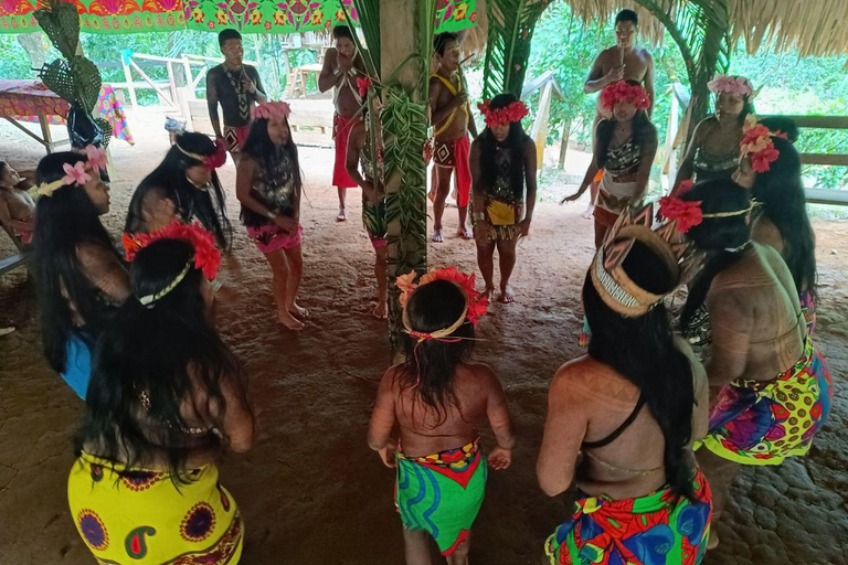 Nuit dans la communauté d&#039;Emberá : Culture, Nature, Tradition