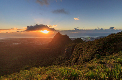 Mauricio: experiencia de senderismo guiado por Le Pouce con un guía localExperiencia de senderismo guiado