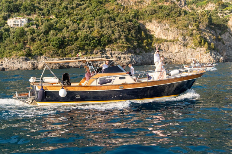 Amalfi: Amalfi Coast Boat Trip with Music and Snacks