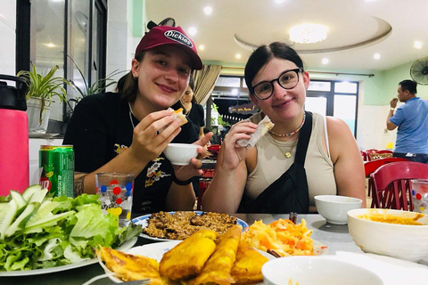 Cidade antiga de Hoi An: passeio de barco, lanternas e tour gastronômico de ruaDe Hoi An/DaNang com comida de rua