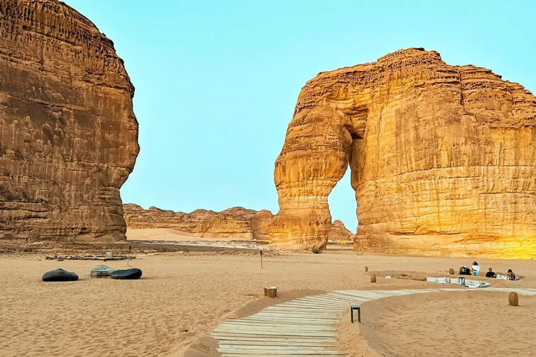 AlUla: Highlights Tour with Madinah Transfer