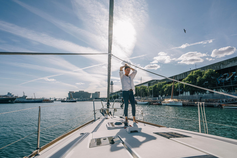 Barcelona: Excursión en velero con tapas, bebidas y parada para nadar