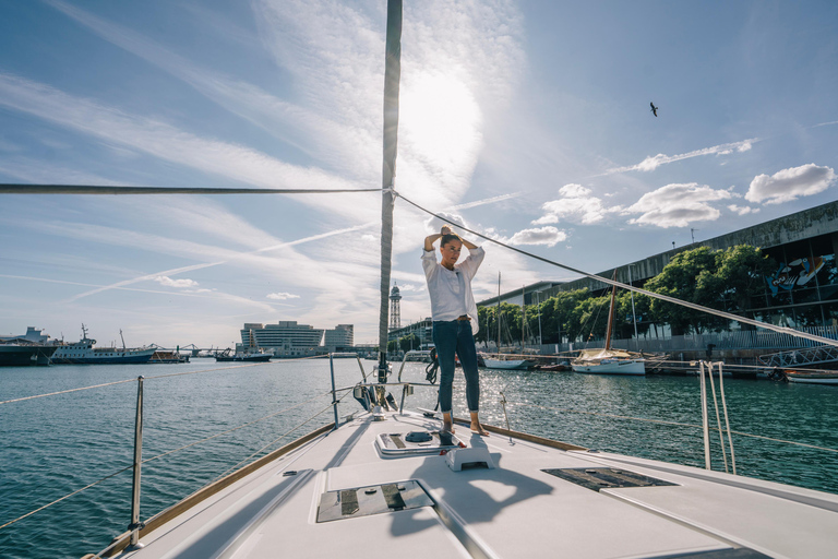 Barcelona: Excursión en velero con tapas, bebidas y parada para nadar