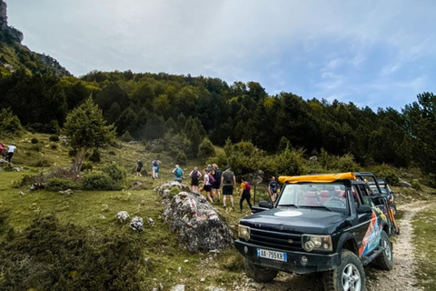 Caravana de mulas y todoterreno en la Montaña de Tomor - BeratCaravana de mulas y todoterreno en la Montaña del Tomor