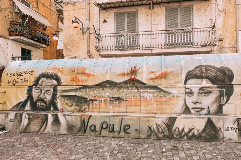 Tour di street art nei quartieri spagnoli e idolo di MaradonaTour dell&#039;arte di strada dei Quartieri Spagnoli e dell&#039;idolo di Maradona