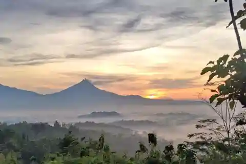 Yogyakarta; Sunrise at view point and Borobudur Cycling tour