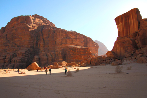 Desde Wadi Rum: Excursión en Jeep de 4 horas o Excursión en Jeep al AtardecerDesde Wadi Rum: Excursión nocturna en jeep de 4 horas sin puesta de sol