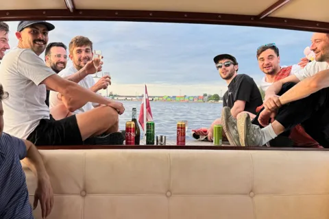 Riga : visite privée d'une heure en bateau avec bière lettone et en-cas.