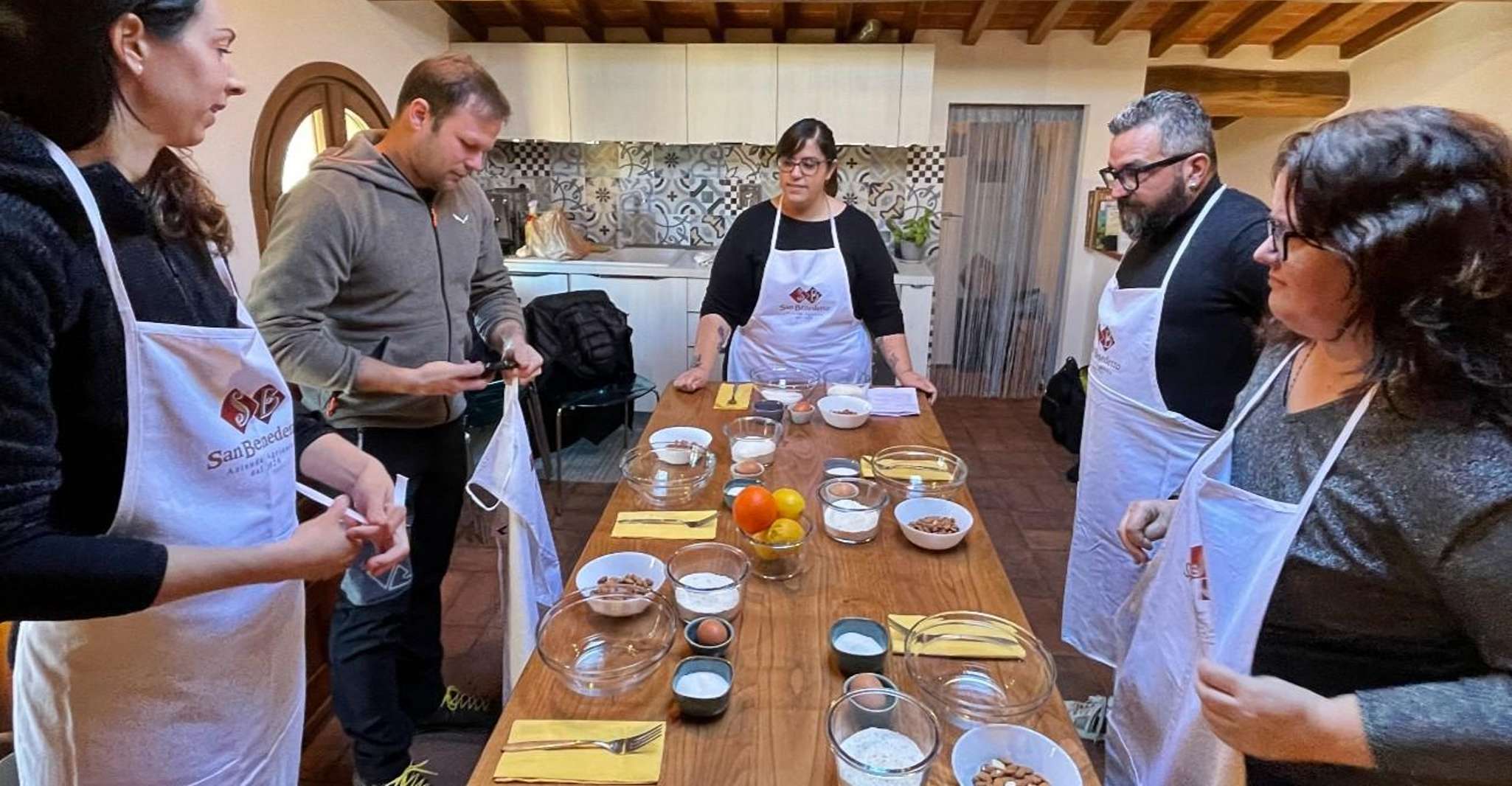 San Gimignano, "Hands in dough" Cantuccini Class - Housity