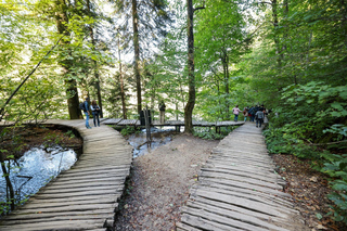 Zadar: Plitvice Lakes National Park Tour with Boat and Train