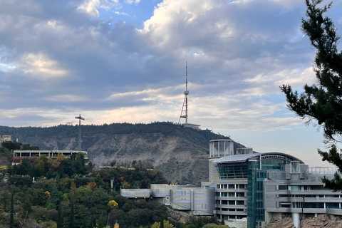 تبليسي: الشلالات والتلفريك وفرص التقاط الصور الخلابةتبليسي: شلالات وتلفريك وفرص لالتقاط صور خلابة