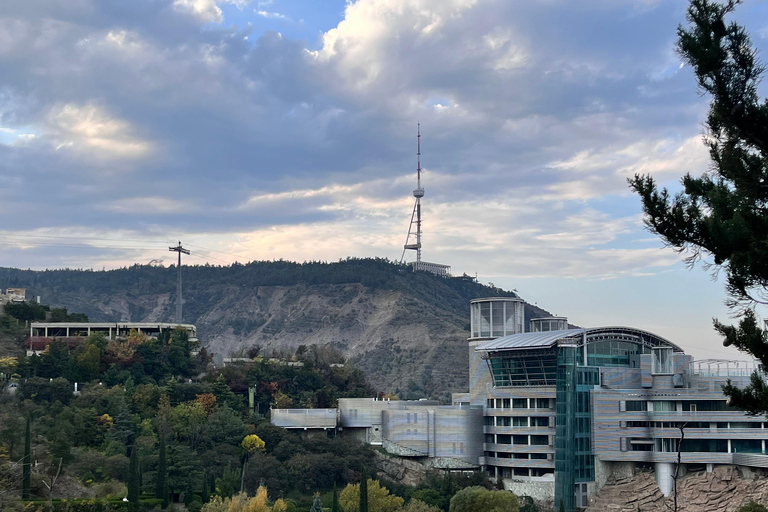 تبليسي: الشلالات والتلفريك وفرص التقاط الصور الخلابةتبليسي: شلالات وتلفريك وفرص لالتقاط صور خلابة