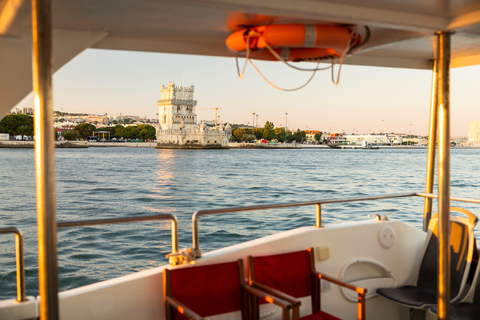 Lisbona: Chillout al tramonto in catamarano con open bar e musicaCrociera in catamarano al tramonto di Lisbona con drink di benvenuto