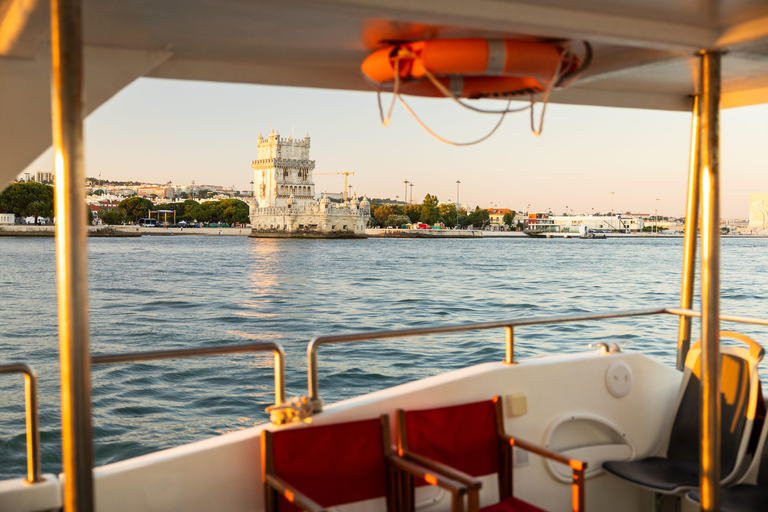 Lisbonne : Fête au coucher du soleil sur un catamaran avec OPEN BAR et musiqueSoirée au coucher du soleil sur le catamaran + OPEN BAR