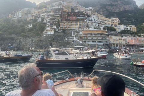 Positano: całodniowa wycieczka łodzią na Capri z piciem i jedzeniemPositano: całodniowa tradycyjna łódź Capri