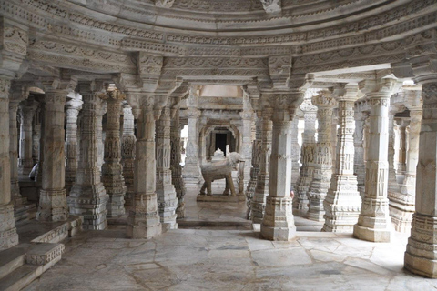 Excursão ao Forte de Kumbhalgarh e ao Templo Jain de Jodhpur a Udaipur