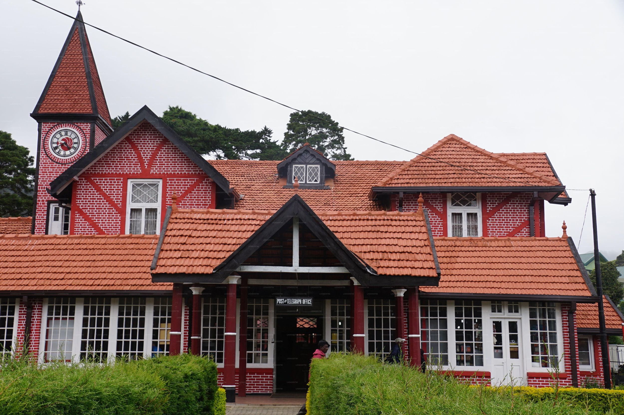 Ab Kandy: Transfer nach Nuwara Eliya mit Tee, Wasserfällen und Tempel