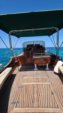 Syracuse: Tour by Gozzo Sorrentino with Docking at Plemmirio and Aperitif!