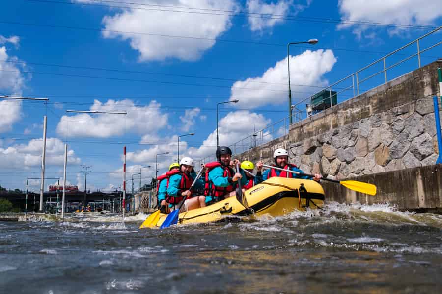 PRAG: Wildwasser-Rafting direkt im Stadtzentrum von Prag. Foto: GetYourGuide PRAG: Wildwasser-Rafting direkt im Stadtzentrum von Prag. Foto: GetYourGuide