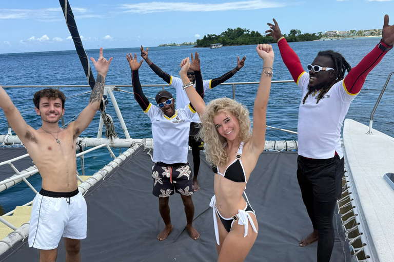 牙买加：骑马探秘与日落双体船巡游牙买加：骑马体验与日落双体船巡游