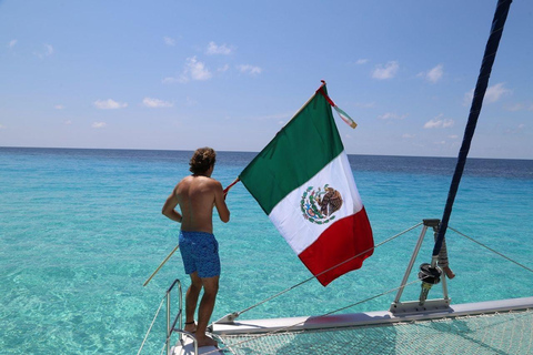 Isla Mujeres: Passeio de catamarã, mergulho com snorkel, bufê e open barExcursão saindo de Playa del Carmen