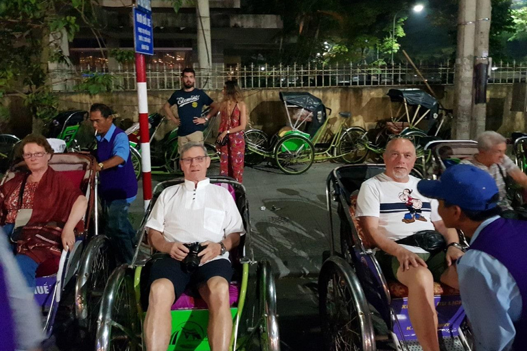 Excursion gastronomique en cyclo à Hue en soirée et musique folklorique sur la rivière des Parfums