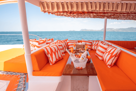 Pattaya: Festa do Pôr do Sol em Iate nas 3 Ilhas com DJ ao Vivo e BuffetPattaya: Festa ao pôr do sol em iate pelas 3 ilhas com DJ ao vivo e buffet