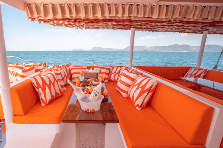 Pattaya: Festa do Pôr do Sol em Iate nas 3 Ilhas com DJ ao Vivo e BuffetPattaya: Festa ao pôr do sol em iate pelas 3 ilhas com DJ ao vivo e buffet