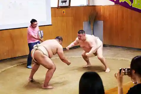 Tokyo: Canlı Gösteri ve Seyirci Mücadelesi ile Sumo Deneyimi