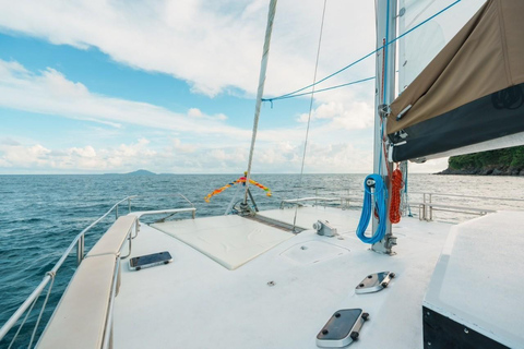 Phuket: Crociera privata al tramonto in catamarano