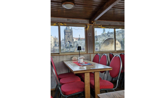 1-hour cruise with drinks included Praha: One-hour cruise around Prague with a drink included