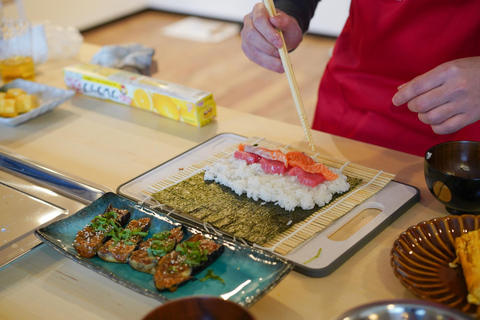 Tokio: Clase de cocina de sushi con degustación de sake