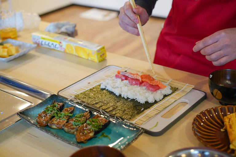 Tokio: Clase de cocina de sushi con degustación de sake