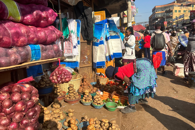 Kampala Suburbs: Exclusive All Markets Tour with Local Guide