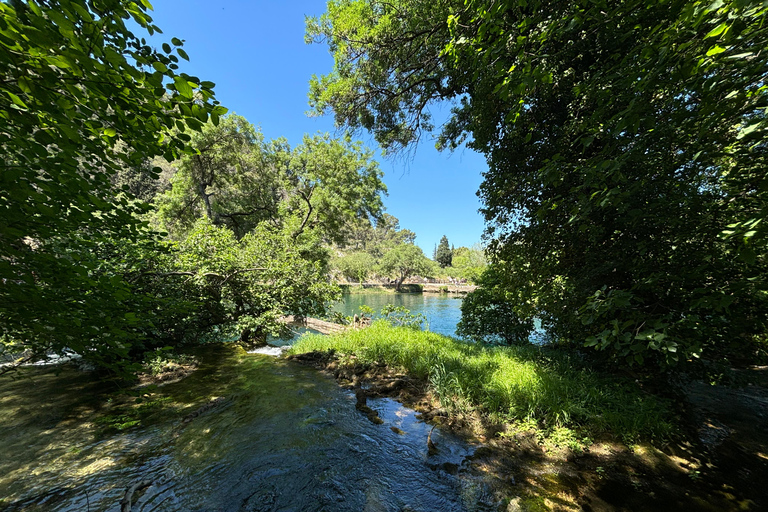 Zadar: wycieczka do wodospadów Krka, rejs statkiem i kąpielPopołudniowa wycieczka z Zadaru do Krki z biletami i rejsem