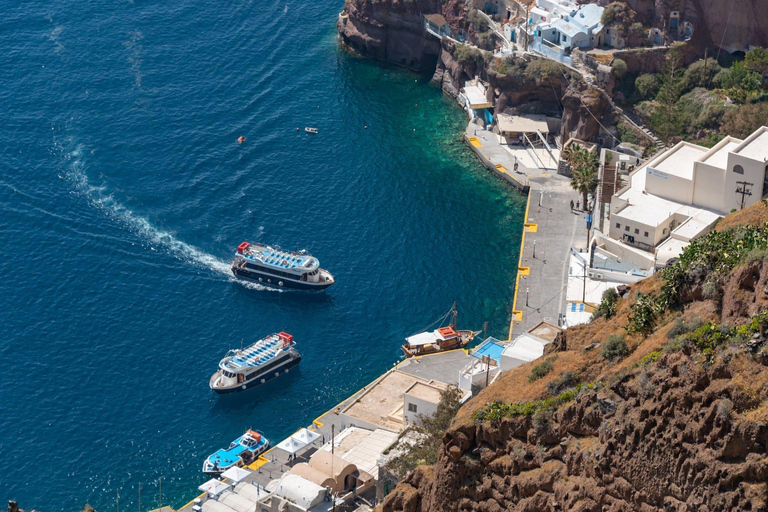 Santorini: Passeio de barco tradicional ao pôr do sol com comida e bebida