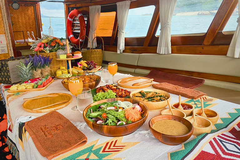 Phuket : Excursion privée en bateau de luxe dans la baie de Phang NgaBateau de luxe de l'époque à partir de Phuket