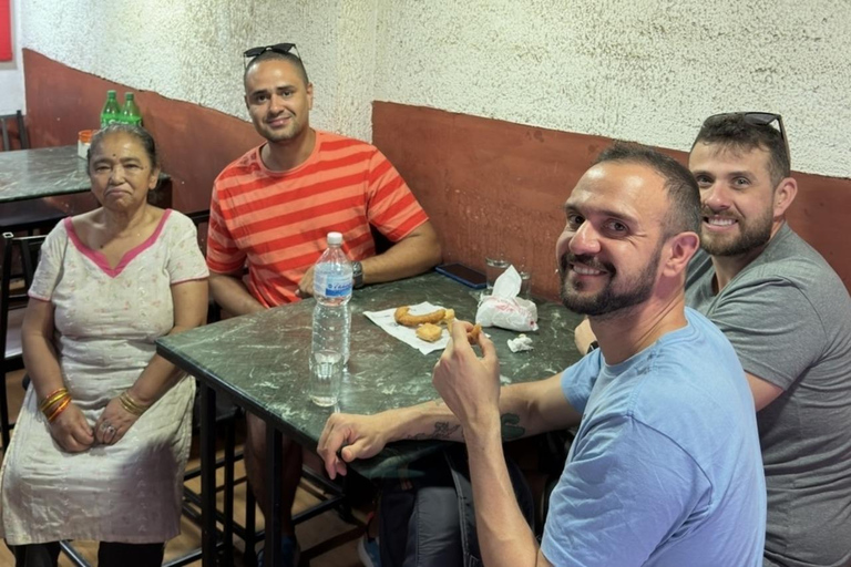 Kathmandu: tour guidato a piedi con degustazione di cibi e bevandeKathmandu: tour guidato a piedi alla scoperta del cibo e delle bevande