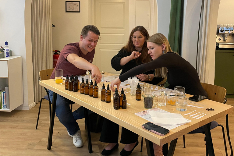 Monaco: laboratorio di creazione di profumi con un profumiere