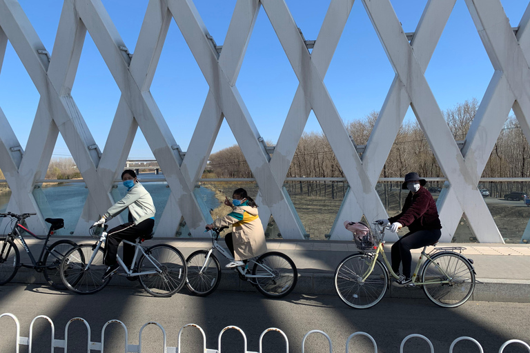 Riverside in bicicletta con un nativo