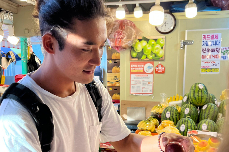 Caminhada noturna na fortaleza e lanche em um mercado local