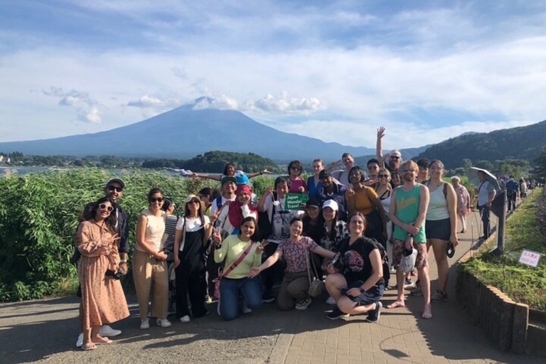 Excursión guiada de día completo en autobús por el Monte Fuji y el Bosque de AokigaharaShinjuku: Excursión guiada de un día entero en autobús por el Monte Fuji