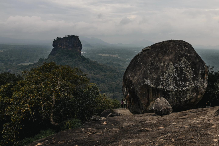 Colombo: a la Roca de Pidurangala y Excursión al Pueblo con Safari