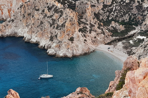 Milos : Croisière privée d&#039;une journée vers Kleftiko avec déjeunerCroisière privée d&#039;une journée vers les grottes de Kleftiko