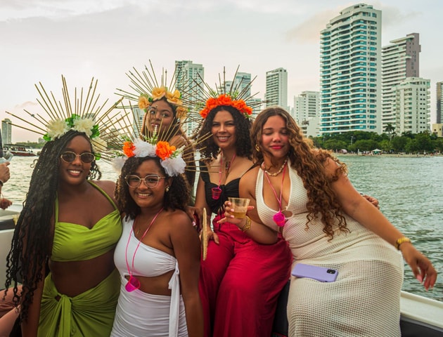 Cartagena: Bay tour with open bar, sunset and disco